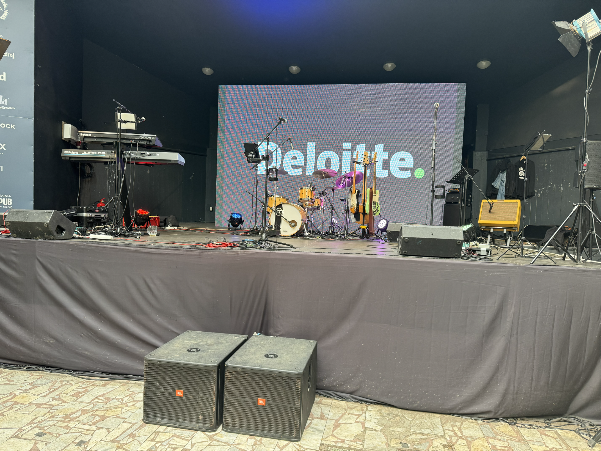 živá kapela na firemní akci Deloitte Praha